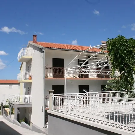 Studio 6827a Apartment *